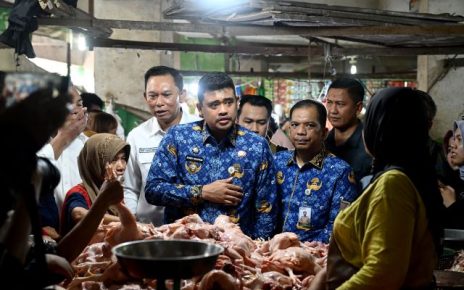 Kadisperindag saat dampingi Gubernur Sumut, Bobby Nasution, sidak Pasar Sukaramai