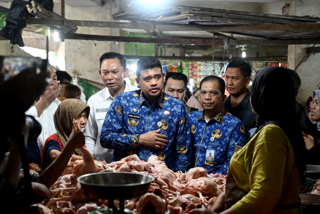 Kadisperindag saat dampingi Gubernur Sumut, Bobby Nasution, sidak Pasar Sukaramai