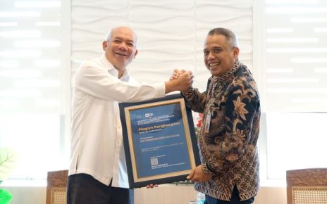 Kakanwil DJP Sumut I, Belis Siswanto, serahkan pengargaan Texpayer Award 2026 kepada Dirut Bank Sumut, Heru Mardiansyah,