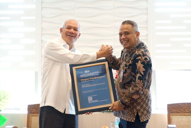Kakanwil DJP Sumut I, Belis Siswanto, serahkan pengargaan Texpayer Award 2026 kepada Dirut Bank Sumut, Heru Mardiansyah,