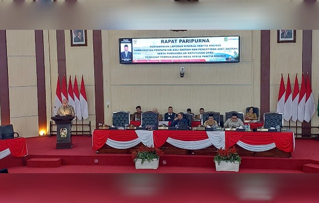 Ketua Pansus PAD DPRD Medan, El Barino Shah, sampaikan perpanjangan masa tugas Pansus pada paripurna