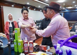 Ketua Dekranasda Kota Medan, Airin Rico Waas, berikan kurasi kepada pelaku UMKM