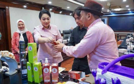 Ketua Dekranasda Kota Medan, Airin Rico Waas, berikan kurasi kepada pelaku UMKM