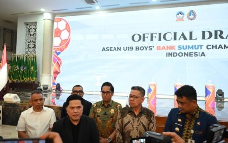 Ketua Umum PSSI, Erick Thohir, beri keterangan usai drawing Piala AFF U-19 di Medan