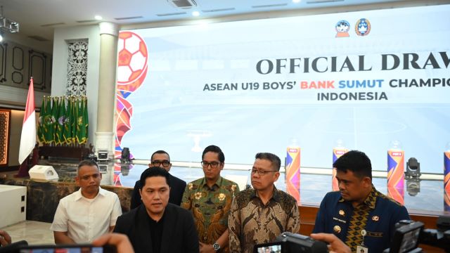 Ketua Umum PSSI, Erick Thohir, beri keterangan usai drawing Piala AFF U-19 di Medan