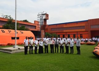Pemimpin Unit CSR Bank Sumut, Rizaldi, serahkan CSR ke BPBD Sumut