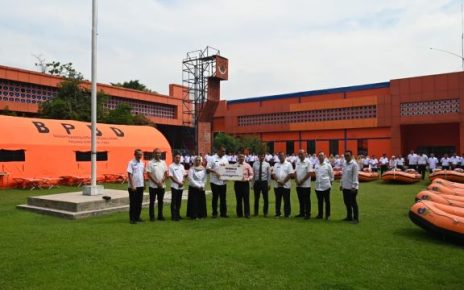 Pemimpin Unit CSR Bank Sumut, Rizaldi, serahkan CSR ke BPBD Sumut