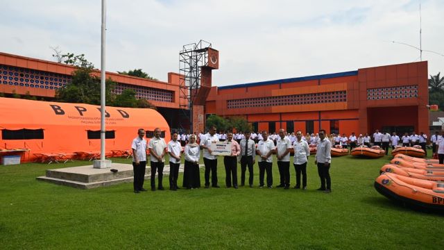 Pemimpin Unit CSR Bank Sumut, Rizaldi, serahkan CSR ke BPBD Sumut