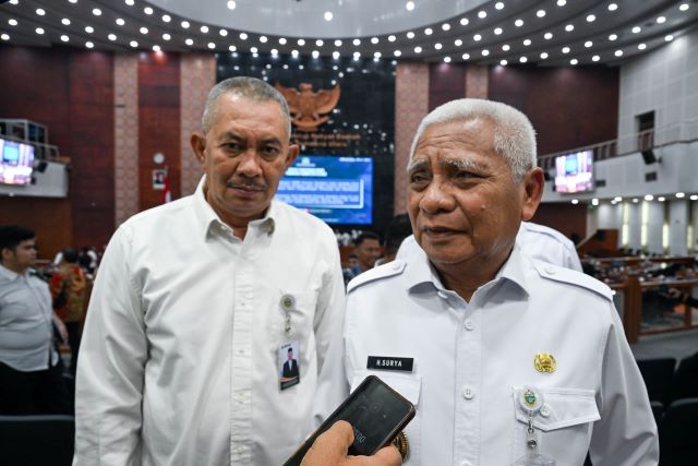 Wakil Gubernur Sumut, Surya, beri keterangan usai paripurna Ranperda AIJ di DPRD Sumut