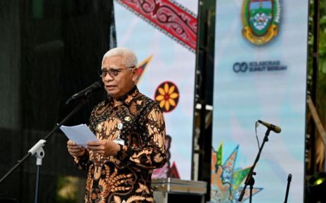 Wakil Gubernur Sumut, Surya, memberikan sambutan pada Festival Kesenian Sumut