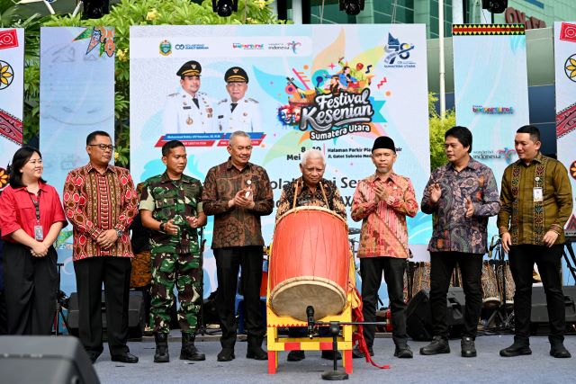 Wakil Gubernur Sumut, Surya, menabuh bedug tanda dibukanya Festival Kesenian Sumut