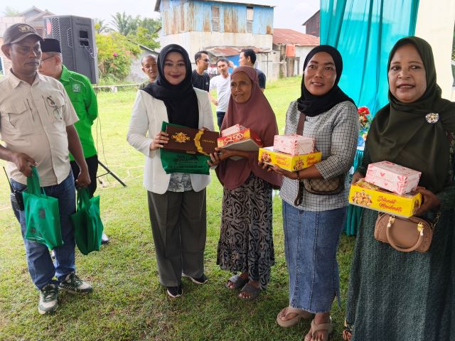 Wakil Ketua Fraksi Hanura-PKB DPRD Medan, Roma Uli Silalahi, berikan souvenir usai gelar Sosper V TA 2026 di Paya Pasir