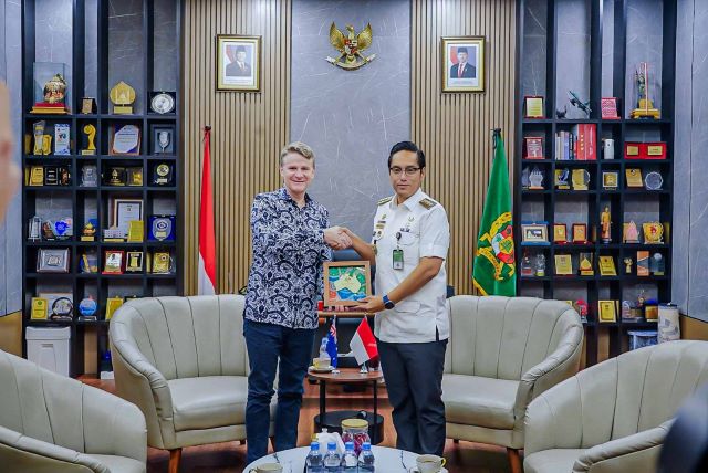 Wali Kota Medan, Rico Tri Putra Bayu Waas, berikan cinderamata kepada Dubes Australia, Rod Brazier