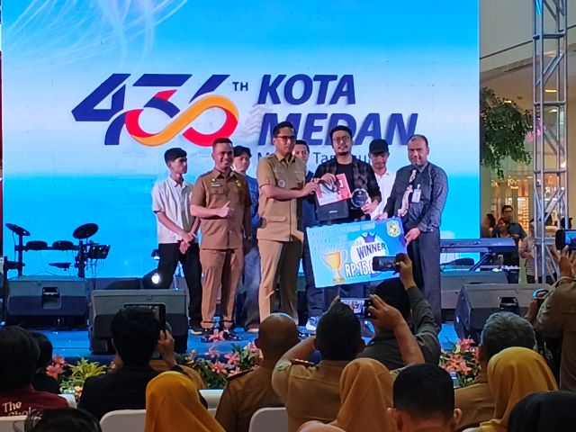 Wali Kota Medan, Rico Tri Putra Bayu Waas, berikan hadiah kepada pemenang lomba desain logo HUT 436 Kota Medan