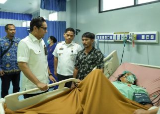 Wali Kota Medan, Rico Tri Putra Bayu Waas, jenguk korban begal di RS USU