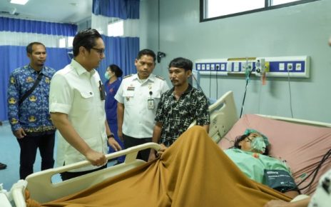 Wali Kota Medan, Rico Tri Putra Bayu Waas, jenguk korban begal di RS USU