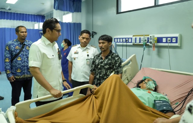 Wali Kota Medan, Rico Tri Putra Bayu Waas, jenguk korban begal di RS USU