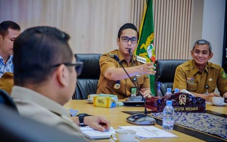 Wali Kota Medan, Rico Tri Putra Bayu Waas, pimpin rapat Monev Triwulan I 2026 bersama PUD Pembangunan