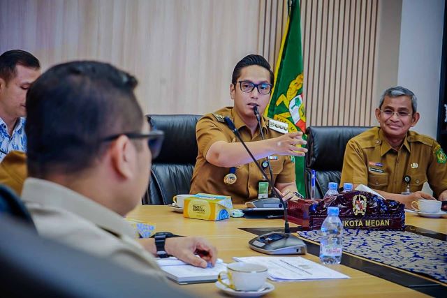 Wali Kota Medan, Rico Tri Putra Bayu Waas, pimpin rapat Monev Triwulan I 2026 bersama PUD Pembangunan