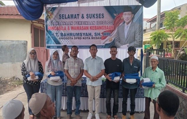 Anggota DPRD Fraksi PAN, T. Bahrumsyah, foto bersama usai sosialisasikan ideologi Pancasila & Wasbang di Belawan