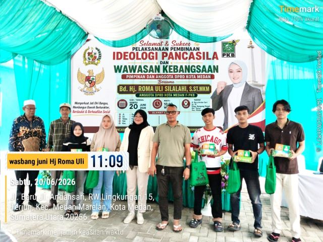 Anggota DPRD Medan Fraksi Hanura-PKB, Roma Uli Silalahi, foto bersama usai sosialisasikan Ideologi Pancasila di Marelan