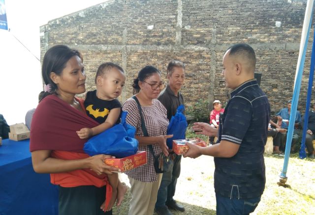 Anggota DPRD Medan Fraksi Partai Demokrat, Dodi R Simangunsong, berikan souvenir usai gelaran Sosper ke VI TA 2026 di Medan Kota