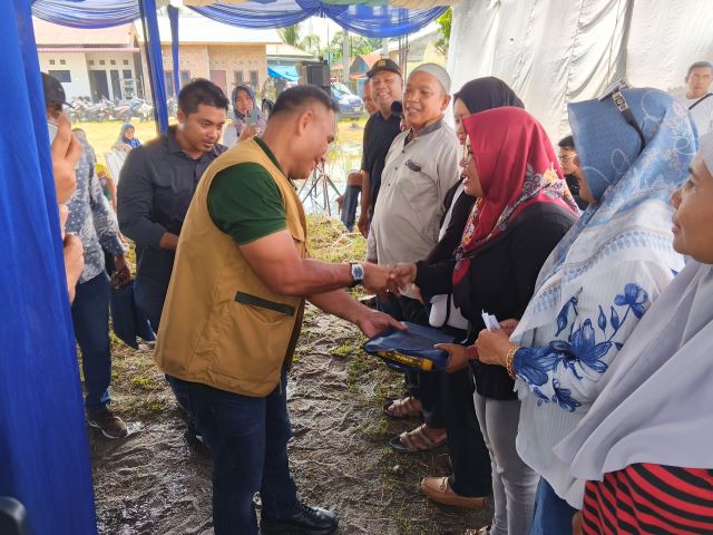 Anggota DPRD Medan Fraksi Partai NasDem, Saipul Bahri, berikan souvenir usai gelaran Sosper VI TA 2026 di Medan Labuhan