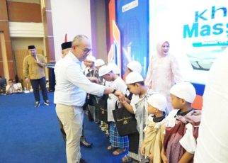 Dirtek Bank Sumut, Sandhy Sofiah, serahkan santunan kepada anak yatim