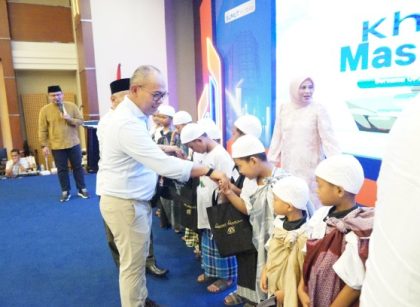 Dirtek Bank Sumut, Sandhy Sofiah, serahkan santunan kepada anak yatim