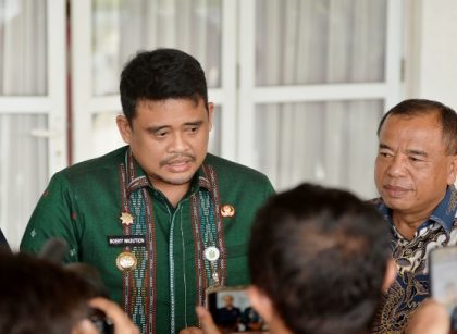 Gubernur Sumut, Bobby Nasution, di dampingi Bupati Karo, Antonius Ginting, beri keterangan kepada wartawan