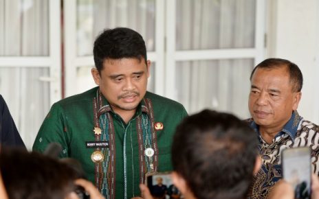 Gubernur Sumut, Bobby Nasution, di dampingi Bupati Karo, Antonius Ginting, beri keterangan kepada wartawan