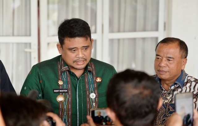 Gubernur Sumut, Bobby Nasution, di dampingi Bupati Karo, Antonius Ginting, beri keterangan kepada wartawan