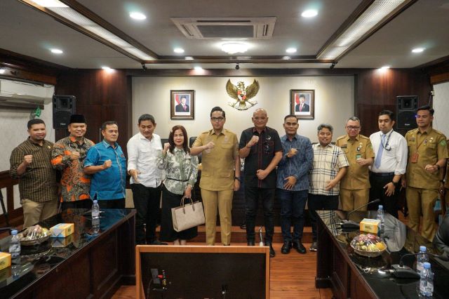 Pansus Aset DPRD Medan foto bersama Wali Kota usai pertemuan di Balai Kota Medan