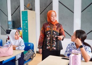 Plt Kepsek SMPN 1 Medan, Rohanim, menerapkan pebelajaran smart class di sekolah tersebut