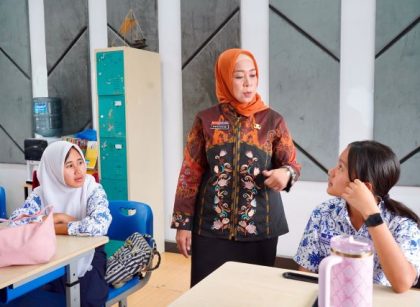 Plt Kepsek SMPN 1 Medan, Rohanim, menerapkan pebelajaran smart class di sekolah tersebut