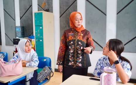 Plt Kepsek SMPN 1 Medan, Rohanim, menerapkan pebelajaran smart class di sekolah tersebut