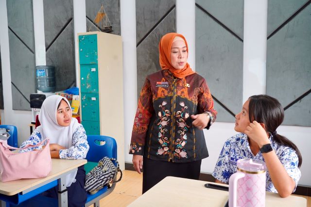 Plt Kepsek SMPN 1 Medan, Rohanim, menerapkan pebelajaran smart class di sekolah tersebut