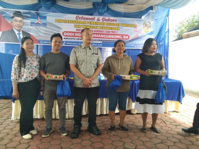 Wakil Ketua Fraksi Partai Demokrat, Dodi R Simangunsong, foto bersama usai sosialisasi Wasbang di Medan Kota
