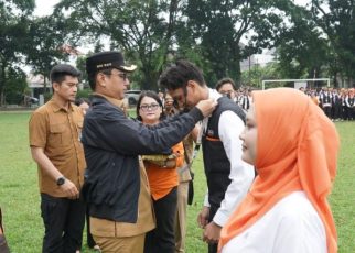 Wali Kota Medan, Rico Tri Putra Bayu Waas, sematkan tanda peserta pada pelepasan petugas Sensus Ekonomi 2026