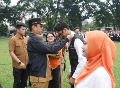 Wali Kota Medan, Rico Tri Putra Bayu Waas, sematkan tanda peserta pada pelepasan petugas Sensus Ekonomi 2026