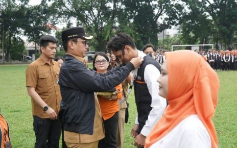 Wali Kota Medan, Rico Tri Putra Bayu Waas, sematkan tanda peserta pada pelepasan petugas Sensus Ekonomi 2026