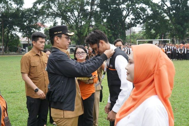 Wali Kota Medan, Rico Tri Putra Bayu Waas, sematkan tanda peserta pada pelepasan petugas Sensus Ekonomi 2026