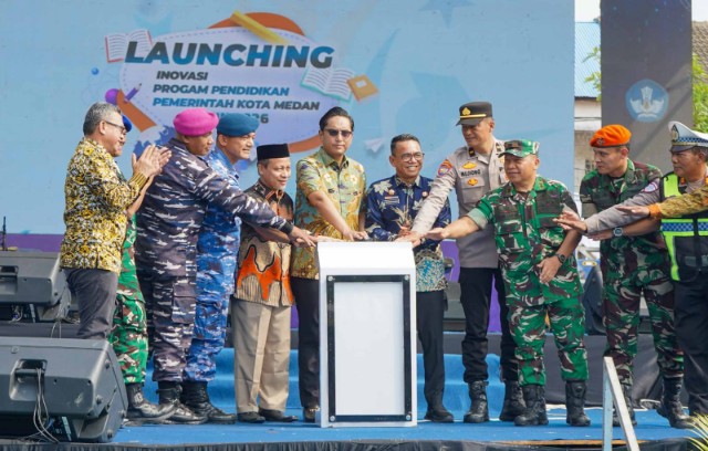 Wali Kota Medan, Rico Tri Putra Bayu Waas, tekan tombol buka Gebyar Pendidikan Kota Medan 2026