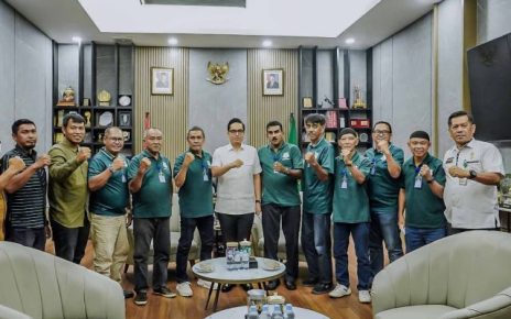 Wali Kota Medan, Rico Tri Putra Bayu Waas, terima audiensi mantan pemain PSMS