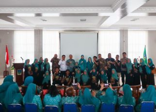 Wali Kota Tebingtinggi, Iman Irdian Saragih, foto bersama usia nobar film Kampung Durian Tak Jadi Runtuh