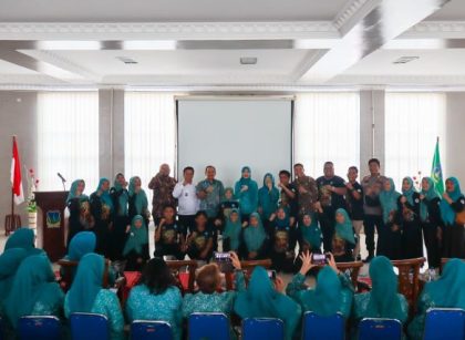 Wali Kota Tebingtinggi, Iman Irdian Saragih, foto bersama usia nobar film Kampung Durian Tak Jadi Runtuh