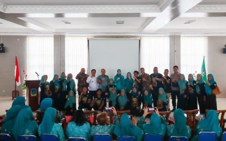Wali Kota Tebingtinggi, Iman Irdian Saragih, foto bersama usia nobar film Kampung Durian Tak Jadi Runtuh
