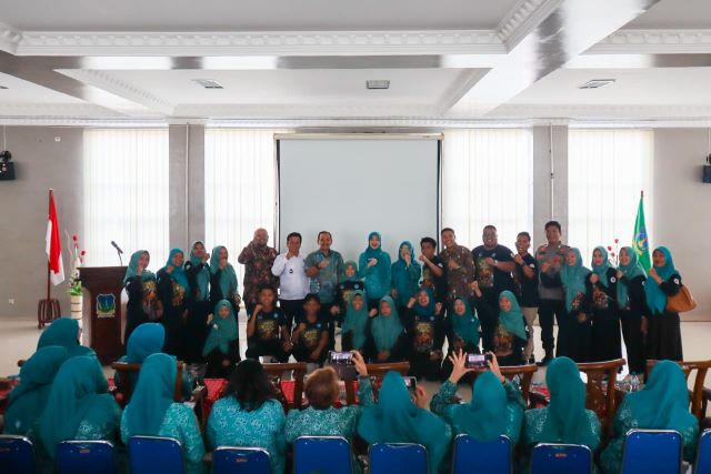 Wali Kota Tebingtinggi, Iman Irdian Saragih, foto bersama usia nobar film Kampung Durian Tak Jadi Runtuh