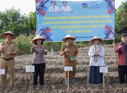 Wali Kota Tebingtinggi, Iman Irdian Saragih, pimpin gerakan seentak tanam bawang merah