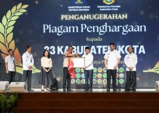 Wali Kota Tebingtinggi, Iman Irdian Saragih, terima penghargaan dari Kementerian Hukum